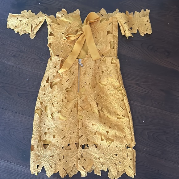 Few Moda Off The Shoulder Floral Dress - Picture 3 of 6